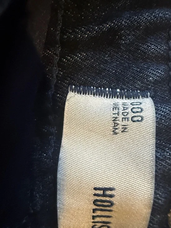 Classic Dark Wash Hollister Denim Shorts - Picture 3 of 5